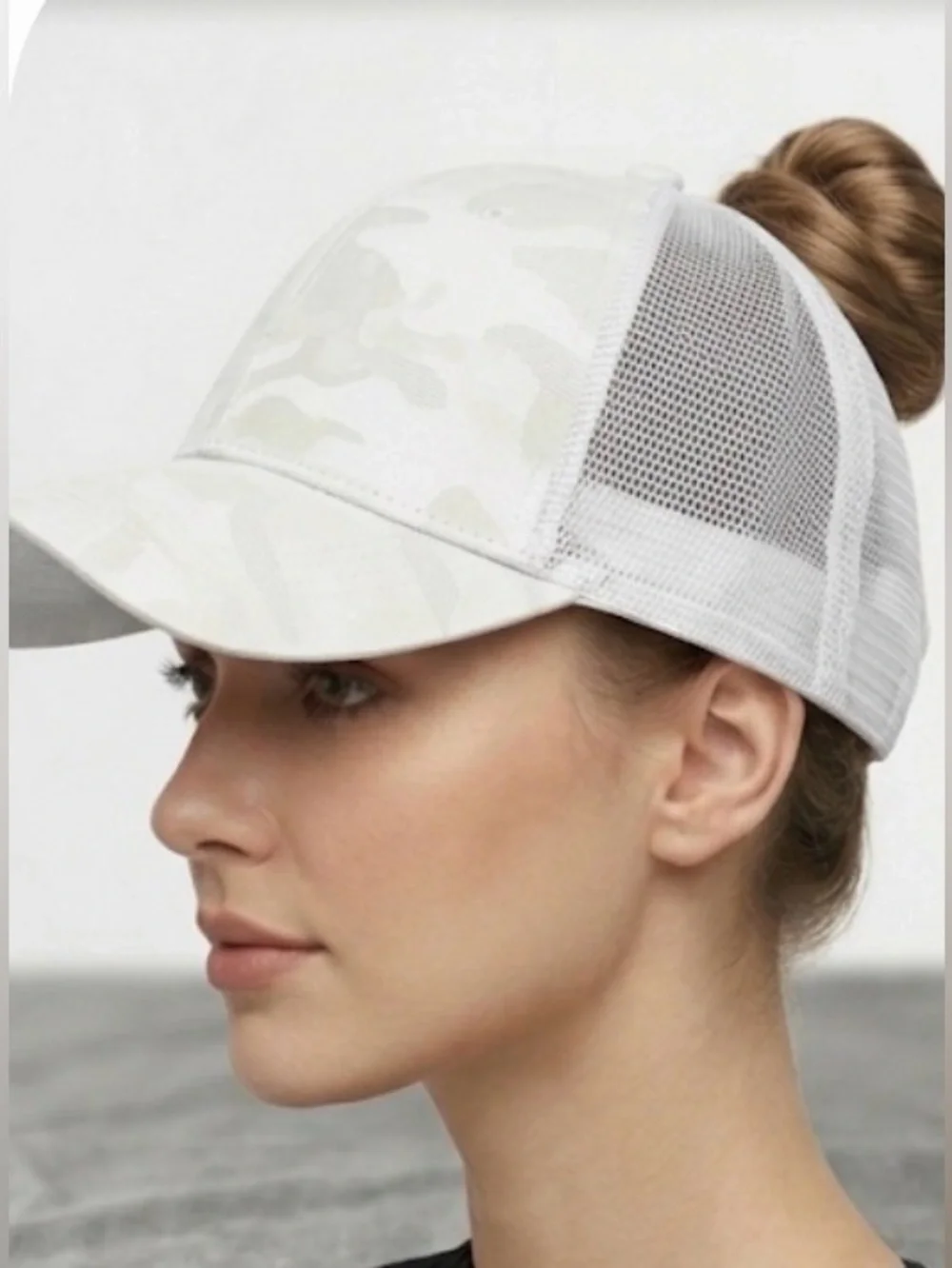 Women’s Ponytail Trucker Hat White Camo Mesh Snapback New (B189)